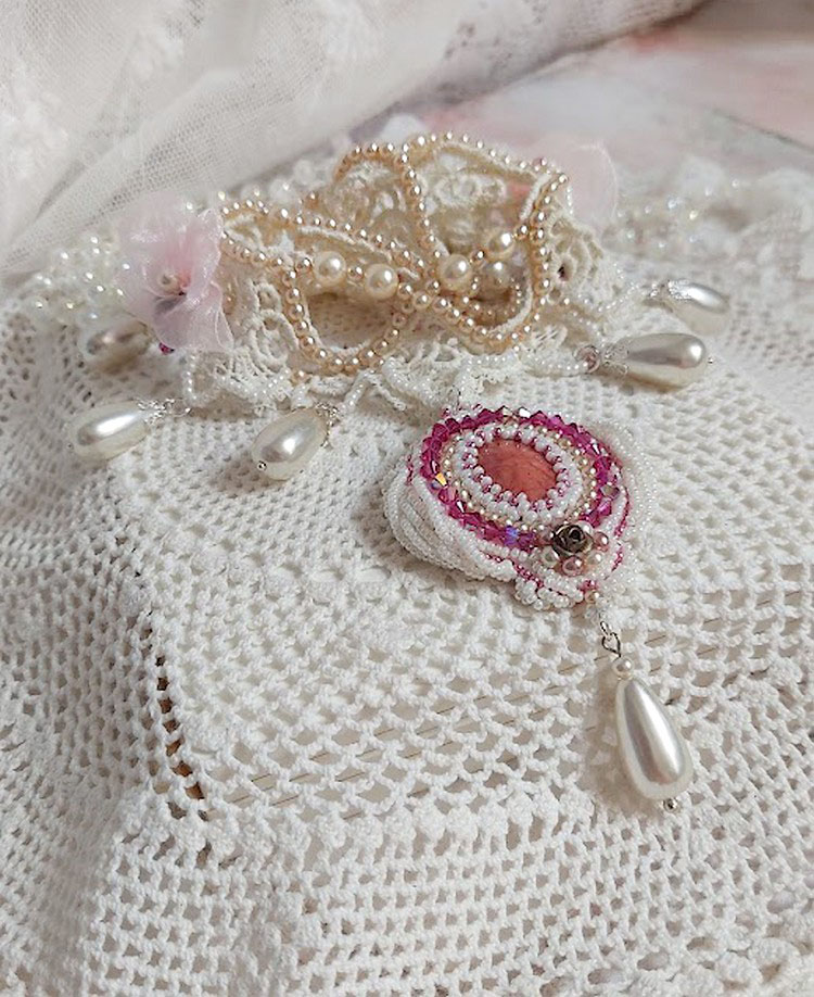 Victorianisch bestickte Valmont-Halskette mit elfenbeinfarbener Spitze, Perlmuttperlen und Swarovski-Kristallen
