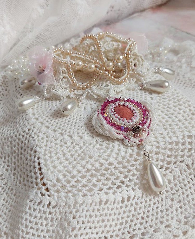 Victorianisch bestickte Valmont-Halskette mit elfenbeinfarbener Spitze, Perlmuttperlen und Swarovski-Kristallen