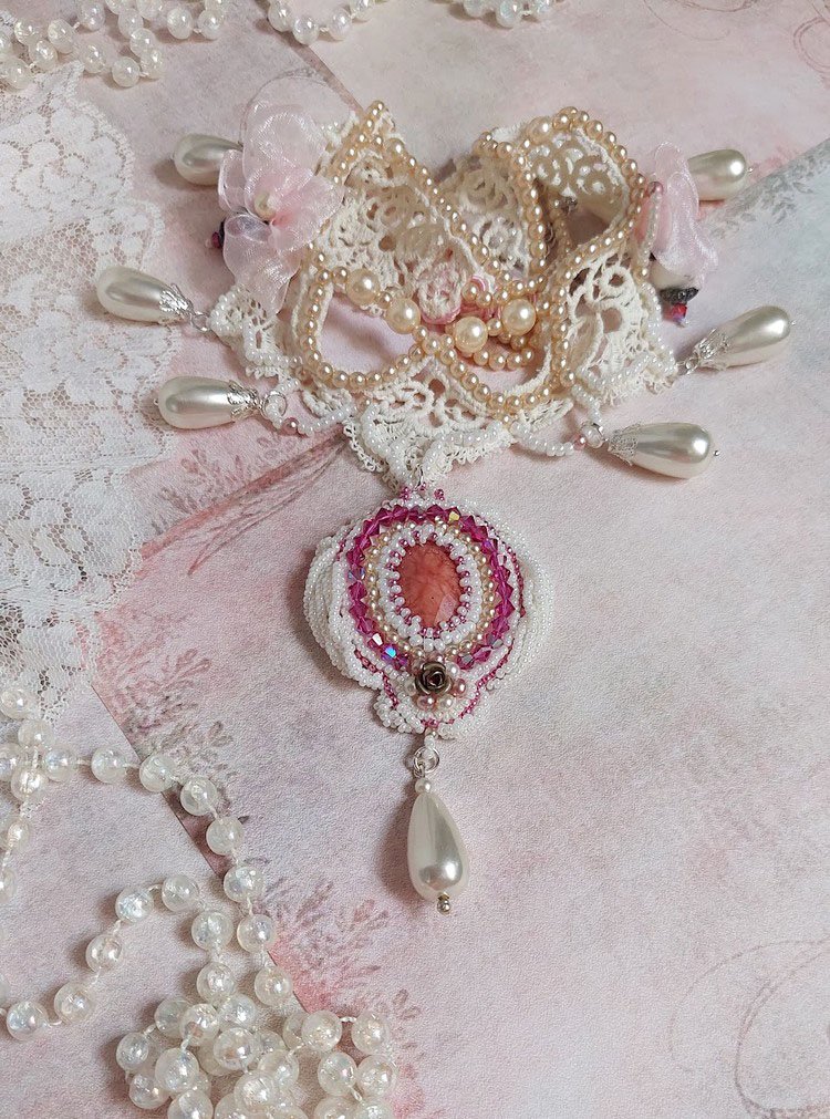 Victorianisch bestickte Valmont-Halskette mit elfenbeinfarbener Spitze, Perlmuttperlen und Swarovski-Kristallen