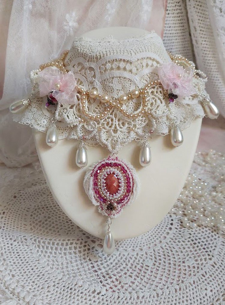 Victorianisch bestickte Valmont-Halskette mit elfenbeinfarbener Spitze, Perlmuttperlen und Swarovski-Kristallen