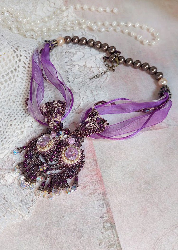 Parisienne-Halskette, bestickt mit Swarovski-Kristallen, elfenbeinfarbenen Perlmuttperlen und Rocailles