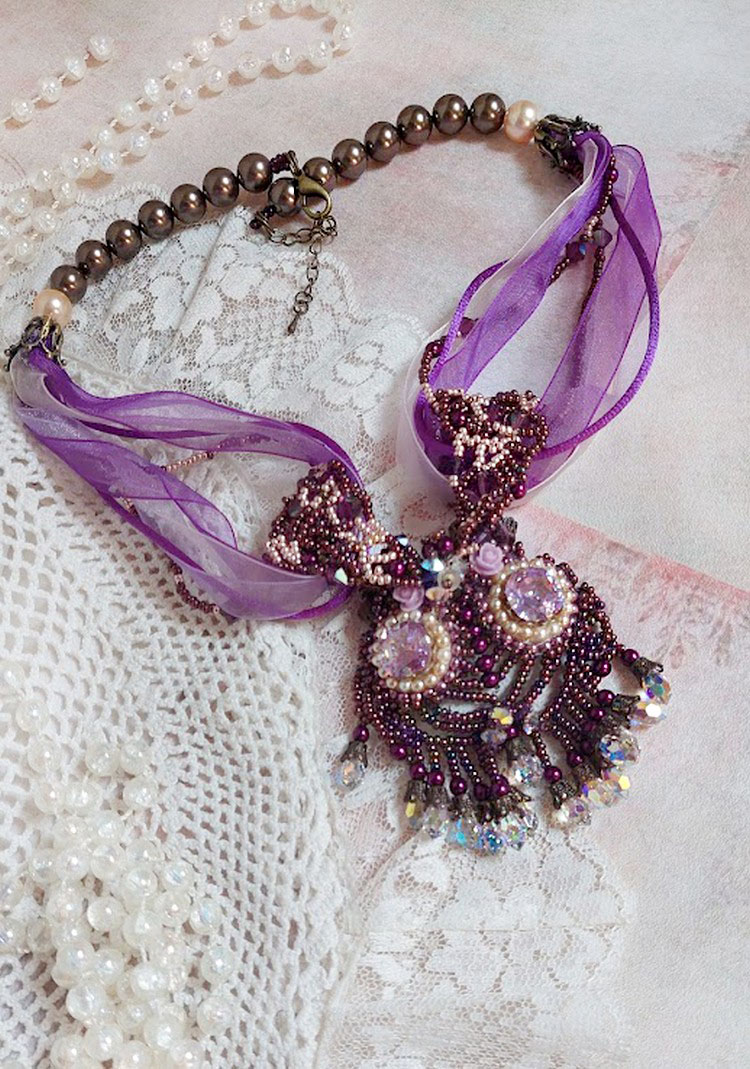 Parisienne-Halskette, bestickt mit Swarovski-Kristallen, elfenbeinfarbenen Perlmuttperlen und Rocailles