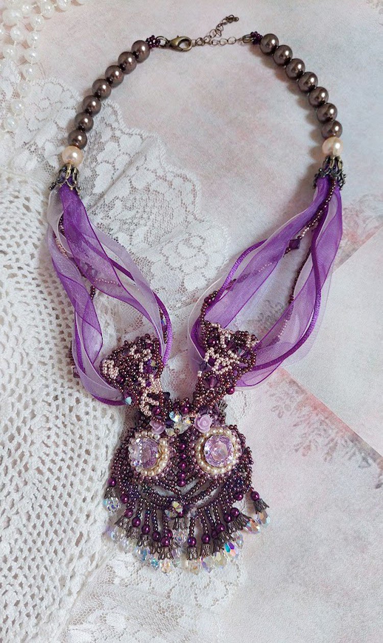 Parisienne-Halskette, bestickt mit Swarovski-Kristallen, elfenbeinfarbenen Perlmuttperlen und Rocailles
