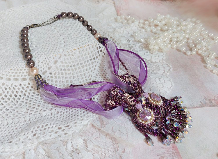 Parisienne-Halskette, bestickt mit Swarovski-Kristallen, elfenbeinfarbenen Perlmuttperlen und Rocailles