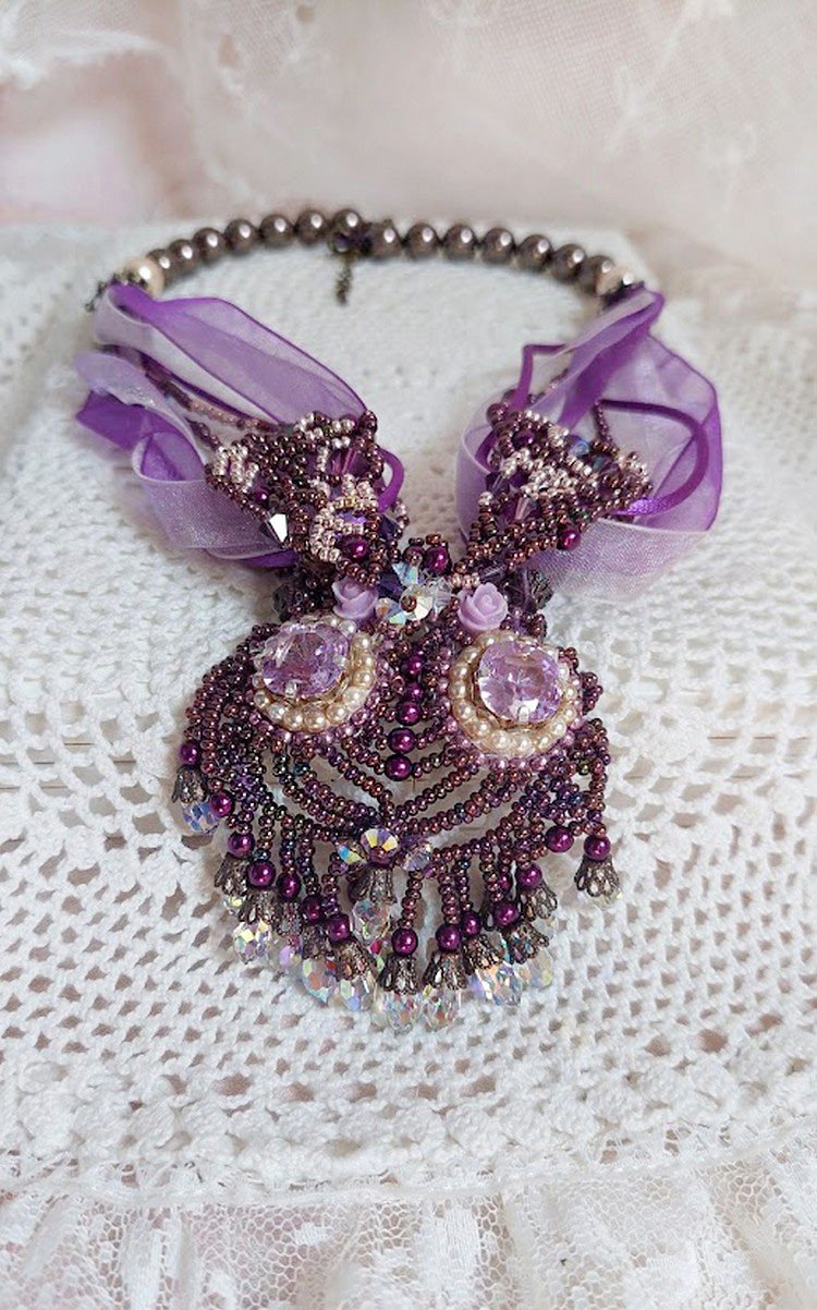 Parisienne-Halskette, bestickt mit Swarovski-Kristallen, elfenbeinfarbenen Perlmuttperlen und Rocailles