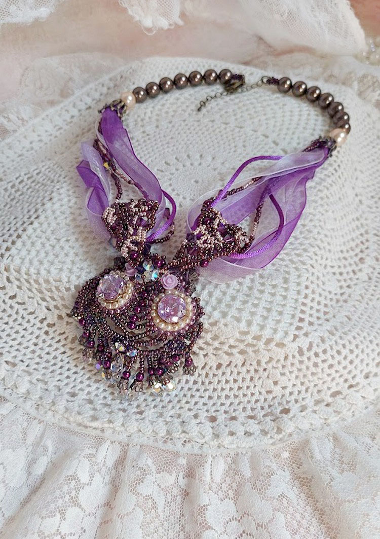 Parisienne-Halskette, bestickt mit Swarovski-Kristallen, elfenbeinfarbenen Perlmuttperlen und Rocailles