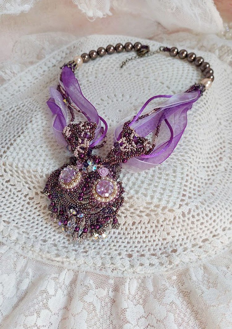Parisienne-Halskette, bestickt mit Swarovski-Kristallen, elfenbeinfarbenen Perlmuttperlen und Rocailles