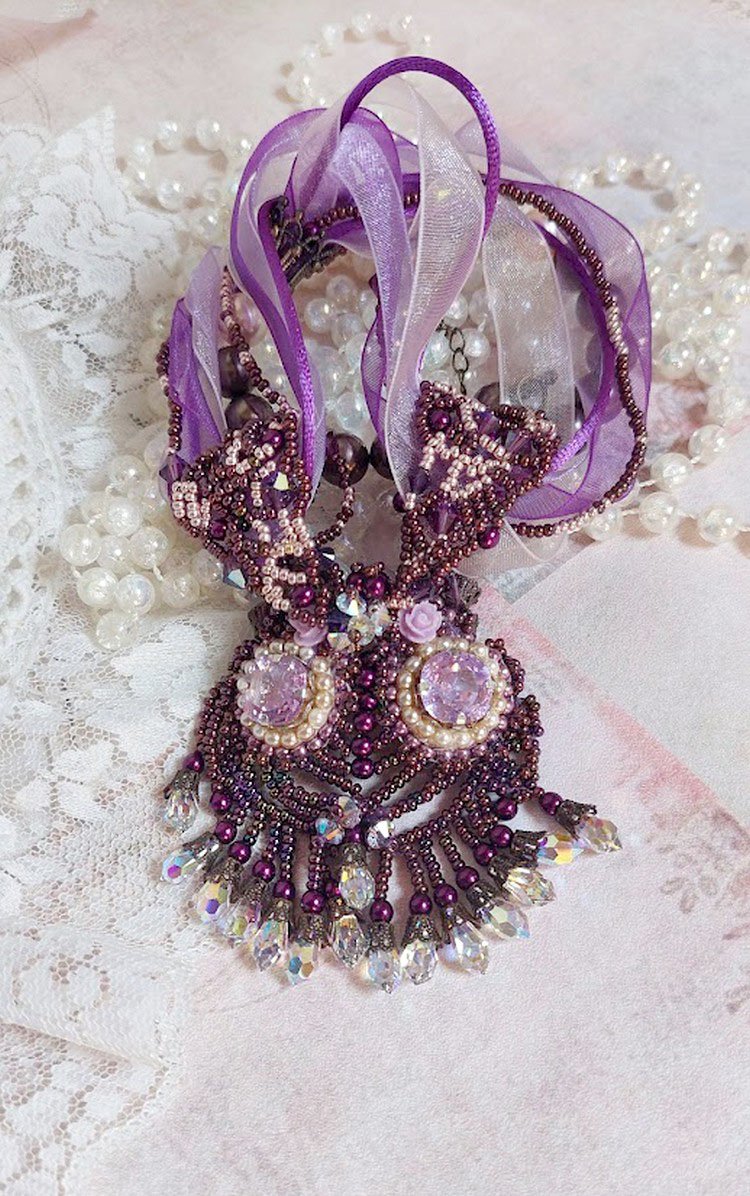 Parisienne-Halskette, bestickt mit Swarovski-Kristallen, elfenbeinfarbenen Perlmuttperlen und Rocailles