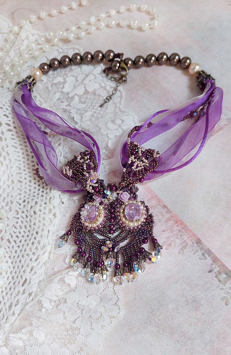 Parisienne-Halskette, bestickt mit Swarovski-Kristallen, elfenbeinfarbenen Perlmuttperlen und Rocailles