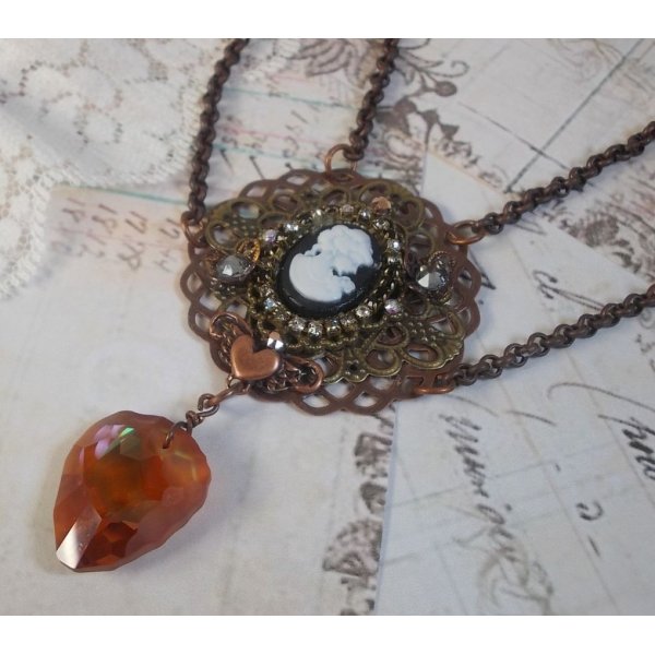 Watson-Halskette kreiert mit Stanzen, einem Swarovski-Kristallanh&auml;nger im Retro-Look, Messingbeschl&auml;gen und einem Cabochon aus Harz