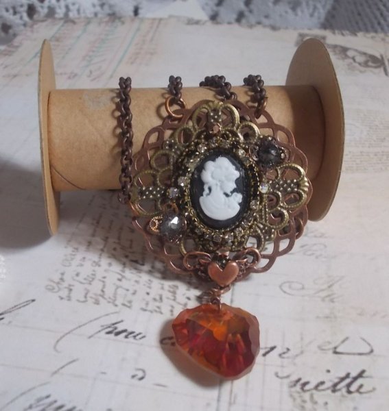 Watson-Halskette kreiert mit Stanzen, einem Swarovski-Kristallanh&auml;nger im Retro-Look, Messingbeschl&auml;gen und einem Cabochon aus Harz