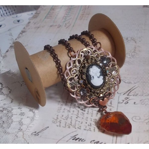 Watson-Halskette kreiert mit Stanzen, einem Swarovski-Kristallanh&auml;nger im Retro-Look, Messingbeschl&auml;gen und einem Cabochon aus Harz