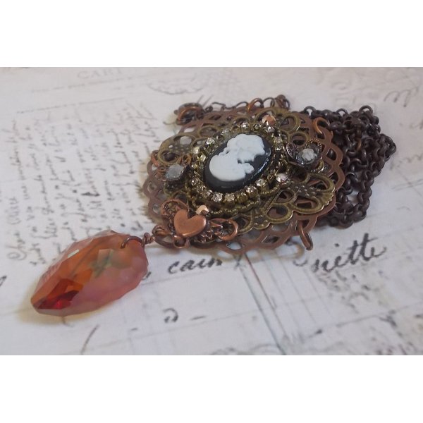 Watson-Halskette kreiert mit Stanzen, einem Swarovski-Kristallanh&auml;nger im Retro-Look, Messingbeschl&auml;gen und einem Cabochon aus Harz