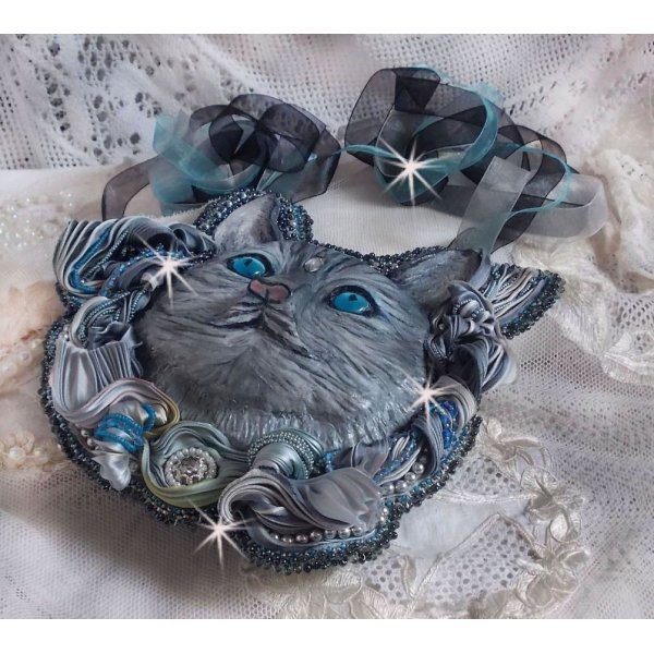 Masque Chatchou tout en Fimo brod&eacute; avec des perles de Swarovski, un ruban de soie et des rocailles