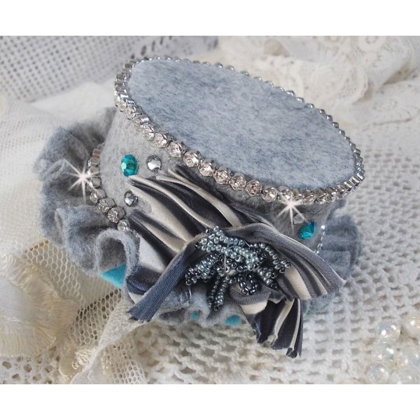 Masque Chatchou tout en Fimo brod&eacute; avec des perles de Swarovski, un ruban de soie et des rocailles