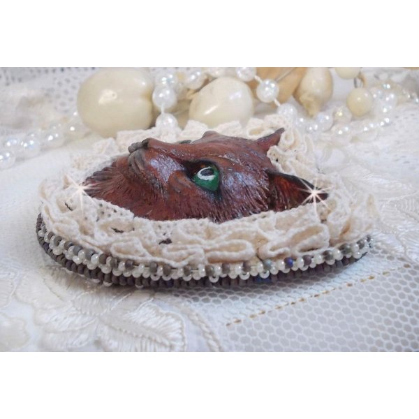 Masque Chat Rocky aux Yeux Verts tout en Fimo brod&eacute; avec un dentelle beige tr&egrave;s fine, des perles rondes nacr&eacute;es en Cristal de Swarovski, de la peinture et des rocailles