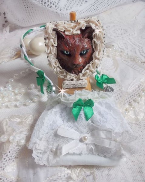 Masque Chat Rocky aux Yeux Verts tout en Fimo brod&eacute; avec un dentelle beige tr&egrave;s fine, des perles rondes nacr&eacute;es en Cristal de Swarovski, de la peinture et des rocailles