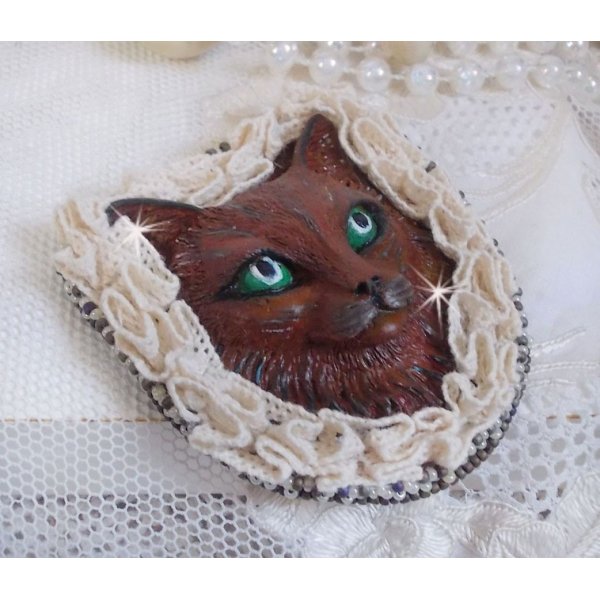 Masque Chat Rocky aux Yeux Verts tout en Fimo brod&eacute; avec un dentelle beige tr&egrave;s fine, des perles rondes nacr&eacute;es en Cristal de Swarovski, de la peinture et des rocailles