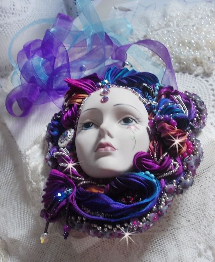 Masque vénitien L a Rêveuse de Venise brodé avec un ruban de Shibori très riche en couleurs des cristaux de Swarovski et des perles