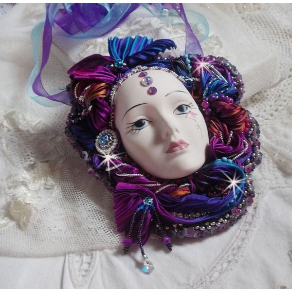 Masque v&eacute;nitien L a R&ecirc;veuse de Venise brod&eacute; avec un ruban de Shibori tr&egrave;s riche en couleurs des cristaux de Swarovski et des perles