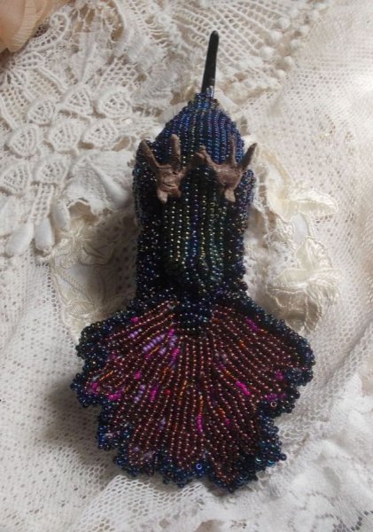 Oiseau Mon Colibri est cr&eacute;e enti&egrave;rement en perles de rocailles, porcelaine et tissu