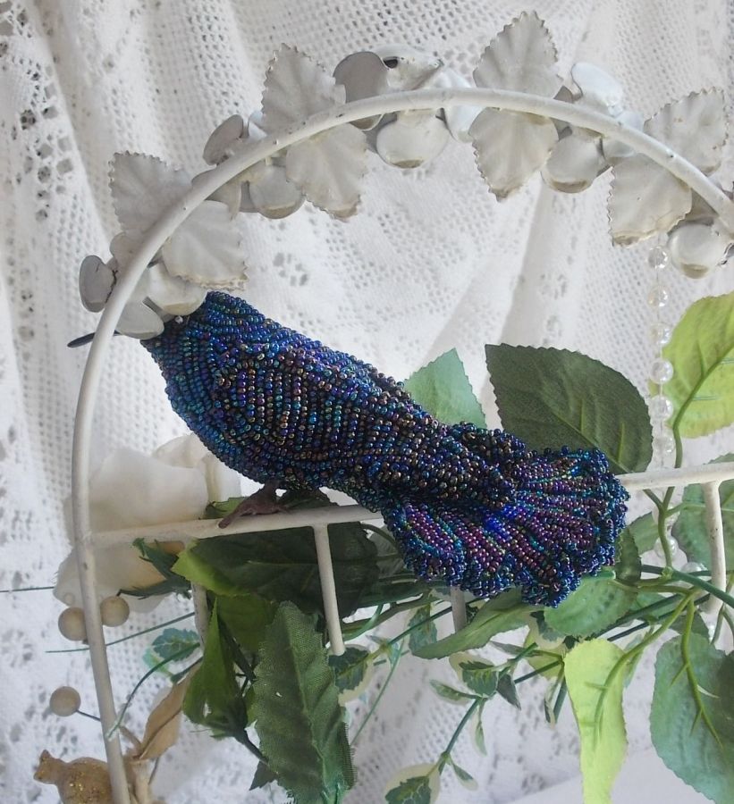 Oiseau Mon Colibri est crée entièrement en perles de rocailles, porcelaine et tissu