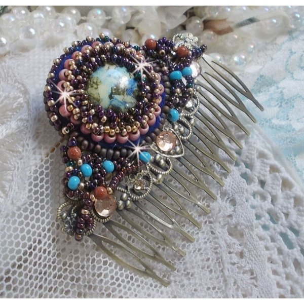 Bonjour Paris Haarkamm, bestickt mit einem Harzcabochon, Edelsteinen (Gold Stone oder Sonnenstein), runden Perlen und Rocailles