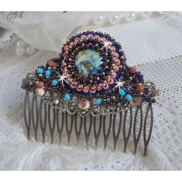 Bonjour Paris Haarkamm, bestickt mit einem Harzcabochon, Edelsteinen (Gold Stone oder Sonnenstein), runden Perlen und Rocailles