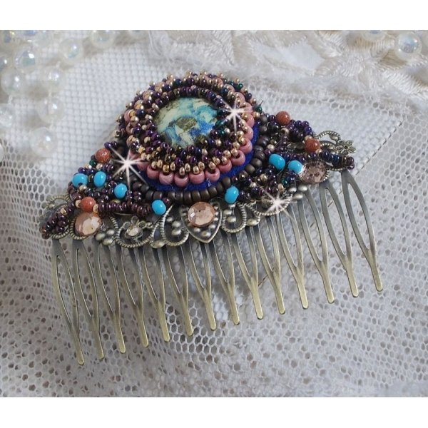 Bonjour Paris Haarkamm, bestickt mit einem Harzcabochon, Edelsteinen (Gold Stone oder Sonnenstein), runden Perlen und Rocailles
