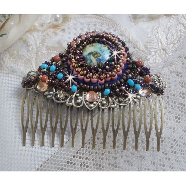 Bonjour Paris Haarkamm, bestickt mit einem Harzcabochon, Edelsteinen (Gold Stone oder Sonnenstein), runden Perlen und Rocailles