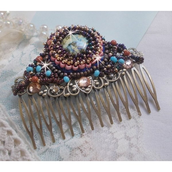 Bonjour Paris Haarkamm, bestickt mit einem Harzcabochon, Edelsteinen (Gold Stone oder Sonnenstein), runden Perlen und Rocailles
