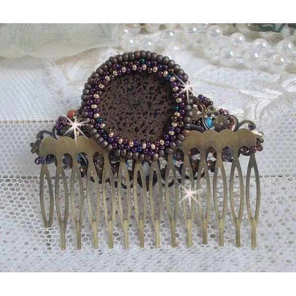 Bonjour Paris Haarkamm, bestickt mit einem Harzcabochon, Edelsteinen (Gold Stone oder Sonnenstein), runden Perlen und Rocailles