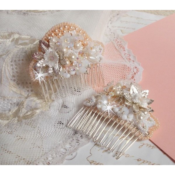 Haarkamm Bouquet d'un Jour (2er-Set) bestickt mit Kristallen, wei&szlig;en Lucite-Bl&uuml;ten, silbernen Blatt-Charms, verschiedenen Perlen und Rocailles