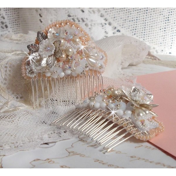 Haarkamm Bouquet d'un Jour (2er-Set) bestickt mit Kristallen, wei&szlig;en Lucite-Bl&uuml;ten, silbernen Blatt-Charms, verschiedenen Perlen und Rocailles