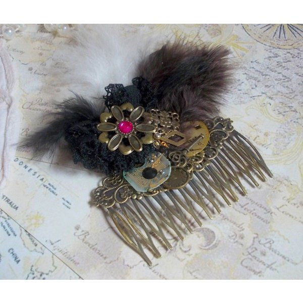 Haarkamm Zeit der Neugier kreiert mit schwarzer Spitze verschiedene Accessoires, Charms in den Farben Gold, Silber, Bronze mit schwarzen, braunen und wei&szlig;en Federn