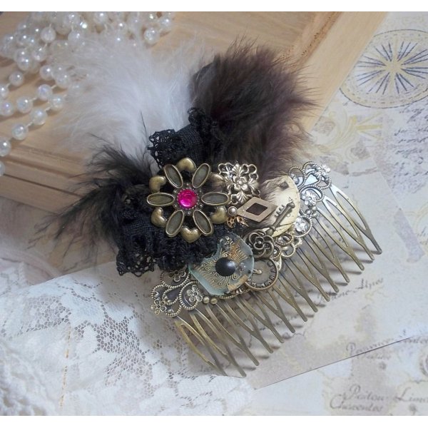 Haarkamm Zeit der Neugier kreiert mit schwarzer Spitze verschiedene Accessoires, Charms in den Farben Gold, Silber, Bronze mit schwarzen, braunen und wei&szlig;en Federn
