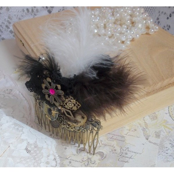 Haarkamm Zeit der Neugier kreiert mit schwarzer Spitze verschiedene Accessoires, Charms in den Farben Gold, Silber, Bronze mit schwarzen, braunen und wei&szlig;en Federn