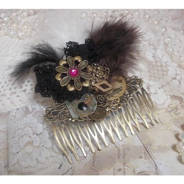 Haarkamm Zeit der Neugier kreiert mit schwarzer Spitze verschiedene Accessoires, Charms in den Farben Gold, Silber, Bronze mit schwarzen, braunen und wei&szlig;en Federn