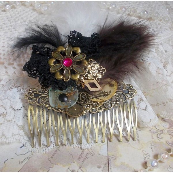 Haarkamm Zeit der Neugier kreiert mit schwarzer Spitze verschiedene Accessoires, Charms in den Farben Gold, Silber, Bronze mit schwarzen, braunen und wei&szlig;en Federn