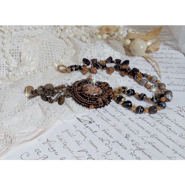 Aube-Halskette, bestickt mit einer Kamee aus Kunstharz mit einem Frauenportr&auml;t mit Blumen und Edelsteinperlen