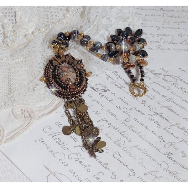 Aube-Halskette, bestickt mit einer Kamee aus Kunstharz mit einem Frauenportr&auml;t mit Blumen und Edelsteinperlen