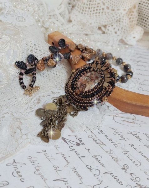 Aube-Halskette, bestickt mit einer Kamee aus Kunstharz mit einem Frauenportr&auml;t mit Blumen und Edelsteinperlen