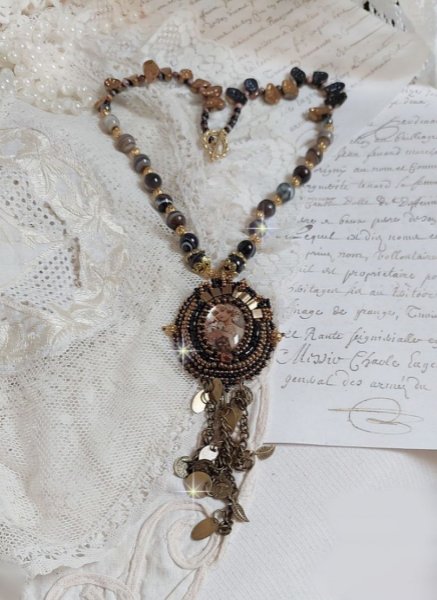 Aube-Halskette, bestickt mit einer Kamee aus Kunstharz mit einem Frauenportr&auml;t mit Blumen und Edelsteinperlen