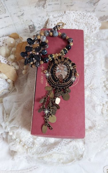 Aube-Halskette, bestickt mit einer Kamee aus Kunstharz mit einem Frauenportr&auml;t mit Blumen und Edelsteinperlen