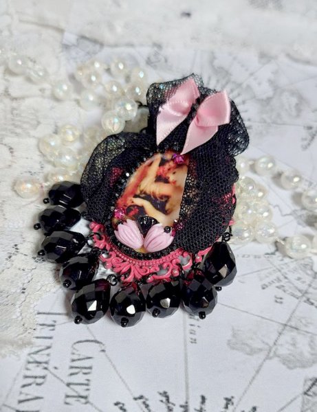 Pendentif Barbara mont&eacute; avec cabochon r&eacute;sine, pendentif m&eacute;tal, dentelle, fleurs, gouttes verres et perles cristal Swarovski