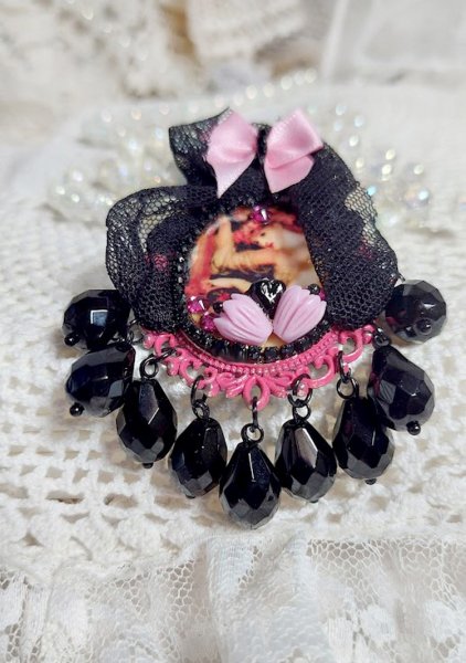 Pendentif Barbara mont&eacute; avec cabochon r&eacute;sine, pendentif m&eacute;tal, dentelle, fleurs, gouttes verres et perles cristal Swarovski