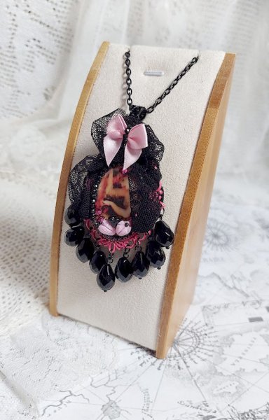 Pendentif Barbara mont&eacute; avec cabochon r&eacute;sine, pendentif m&eacute;tal, dentelle, fleurs, gouttes verres et perles cristal Swarovski