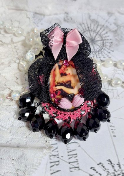 Pendentif Barbara mont&eacute; avec cabochon r&eacute;sine, pendentif m&eacute;tal, dentelle, fleurs, gouttes verres et perles cristal Swarovski