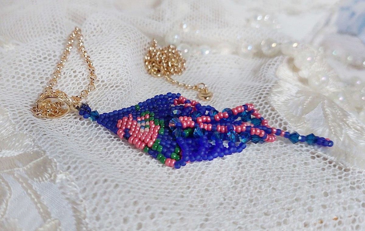 Bel'Nuit Bleue Anhänger kreiert mit hochwertigen japanischen Rocailles, Swarovski-Kristallen und vergoldeten Accessoires.