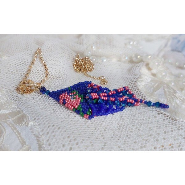 Bel'Nuit Bleue Anhänger kreiert mit hochwertigen japanischen Rocailles, Swarovski-Kristallen und vergoldeten Accessoires.